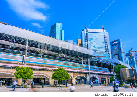 日本の東京都市景観8月21日。新橋駅や新橋SL広場、汐留の超高層ビル群などを望む 日本の東京都市景観8月21日。新橋駅や新橋SL広場、汐留の超高層ビル群などを望む 130008315