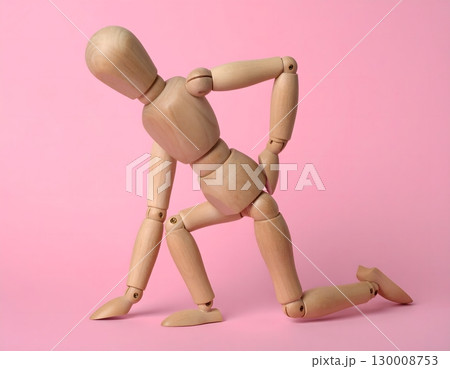 慢性的な腰痛に苦しむ木製人形 130008753