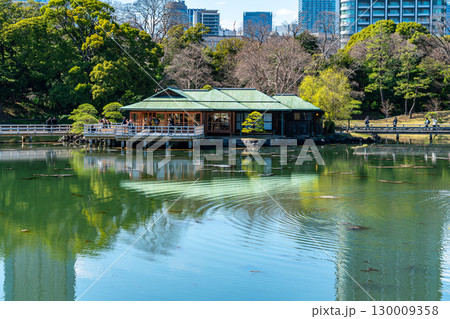 【東京都】浜離宮恩賜庭園の潮入の池に浮かぶ中島の御茶屋 【東京都】浜離宮恩賜庭園の潮入の池に浮かぶ中島の御茶屋 130009358