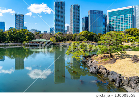 【東京都】高層ビルに囲まれた浜離宮恩賜庭園の潮入の池 【東京都】高層ビルに囲まれた浜離宮恩賜庭園の潮入の池 130009359