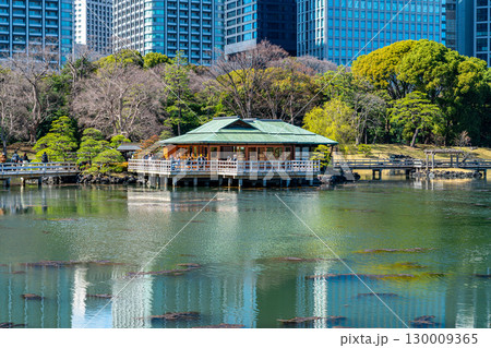 【東京都】浜離宮恩賜庭園の潮入の池に浮かぶ中島の御茶屋 【東京都】浜離宮恩賜庭園の潮入の池に浮かぶ中島の御茶屋 130009365