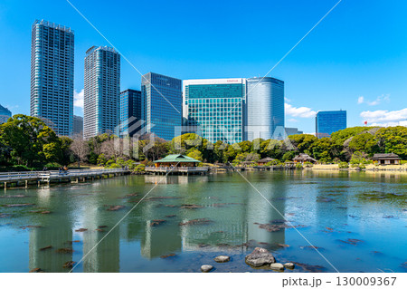 【東京都】高層ビルに囲まれた浜離宮恩賜庭園の潮入の池 130009367