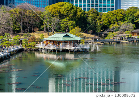 【東京都】浜離宮恩賜庭園の潮入の池に浮かぶ中島の御茶屋 130009372