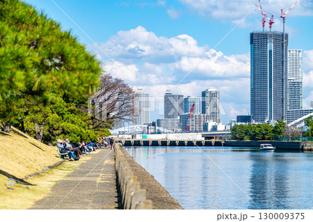【東京都】浜離宮恩賜庭園から見える築地大橋とビル群 【東京都】浜離宮恩賜庭園から見える築地大橋とビル群 130009375