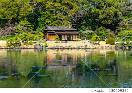 【東京都】浜離宮恩賜庭園の潮入の池にある燕の御茶屋 130009382