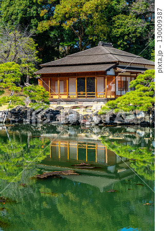 【東京都】浜離宮恩賜庭園の潮入の池にある燕の御茶屋 130009387