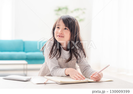 おうちで一人で宿題をする小学校低学年の女の子 おうちで一人で宿題をする小学校低学年の女の子 130009399