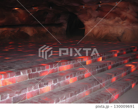 Pink rock salt floor パキスタンのピンクソルト(ピンク色の岩塩)を敷き詰めた床 130009691