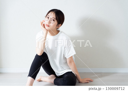 若い女性のカジュアルポートレート 若い女性のカジュアルポートレート 130009712