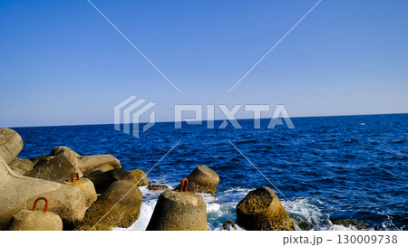 テトラポッドに海の波が当たっている写真 テトラポッドに海の波が当たっている写真 130009738