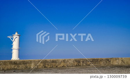 防波堤の上に立っている白い灯台 防波堤の上に立っている白い灯台 130009739