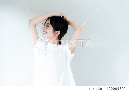 Tシャツ姿の女性ポートレート 130009762