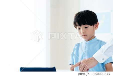 勉強する小学生の男の子 勉強する小学生の男の子 130009855