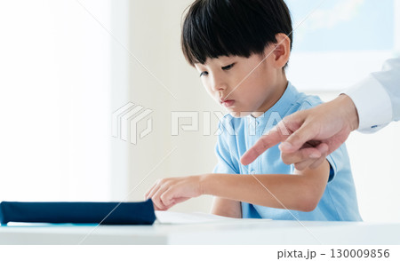 勉強する小学生の男の子 130009856