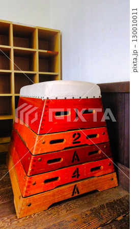 倉庫に置かれた跳び箱 130010011