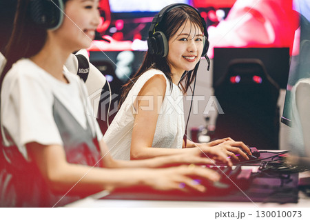 eスポーツを楽しむ若い女性のポートレート eスポーツを楽しむ若い女性のポートレート 130010073