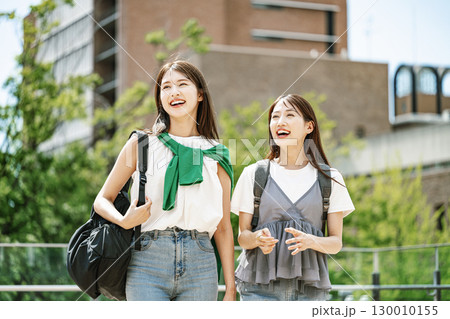 友達と楽しく話しながら校内を歩く女子大生 友達と楽しく話しながら校内を歩く女子大生 130010155