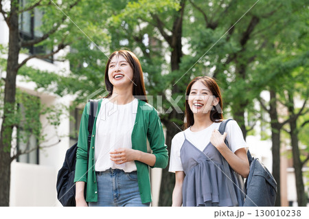 友達とお出かけする若い女性 友達とお出かけする若い女性 130010238