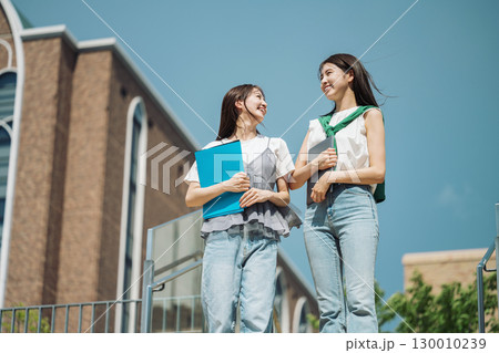 友達と楽しく話しながら校内を歩く女子大生 友達と楽しく話しながら校内を歩く女子大生 130010239