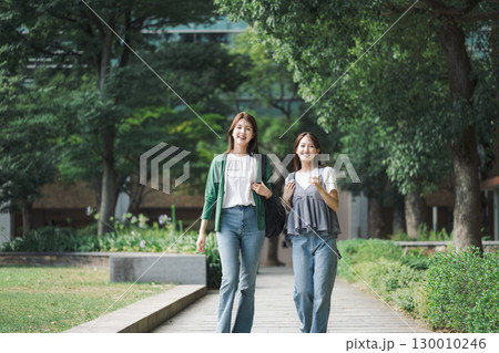 友達と話しながら歩く大学生 130010246