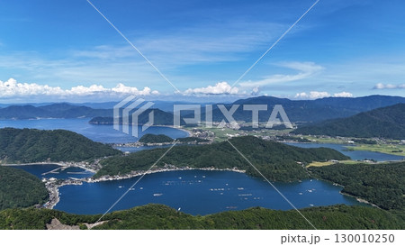 ドローン空撮 夏の青空 陸地と海が絶景の若狭湾 福井県 ドローン空撮 夏の青空 陸地と海が絶景の若狭湾 福井県 130010250