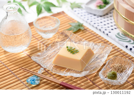 涼やかな夏の和食　透明ガラス器に盛られた玉子豆腐と薬味　涼感あふれる上品な料理イメージ 130011192