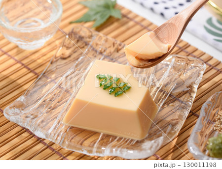 涼やかな夏の和食 透明ガラス器に盛られた玉子豆腐と薬味 涼感あふれる上品な料理イメージ 涼やかな夏の和食 透明ガラス器に盛られた玉子豆腐と薬味 涼感あふれる上品な料理イメージ 130011198
