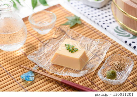 涼やかな夏の和食　透明ガラス器に盛られた玉子豆腐と薬味　涼感あふれる上品な料理イメージ 130011201