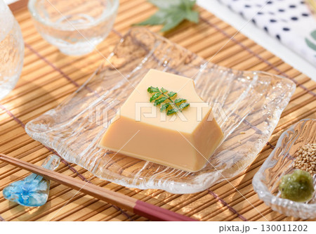涼やかな夏の和食　透明ガラス器に盛られた玉子豆腐と薬味　涼感あふれる上品な料理イメージ 130011202