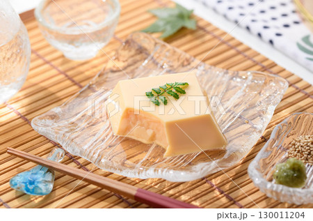涼やかな夏の和食　透明ガラス器に盛られた玉子豆腐と薬味　涼感あふれる上品な料理イメージ 130011204