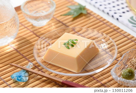 涼やかな夏の和食　透明ガラス器に盛られた玉子豆腐と薬味　涼感あふれる上品な料理イメージ 130011206