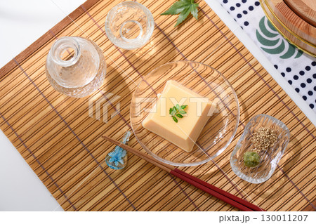 涼やかな夏の和食　透明ガラス器に盛られた玉子豆腐と薬味　涼感あふれる上品な料理イメージ 130011207