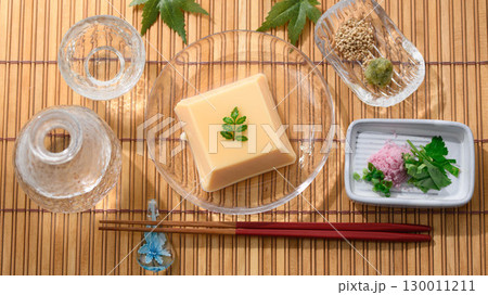 涼やかな夏の和食 透明ガラス器に盛られた玉子豆腐と薬味 涼感あふれる上品な料理イメージ 涼やかな夏の和食 透明ガラス器に盛られた玉子豆腐と薬味 涼感あふれる上品な料理イメージ 130011211