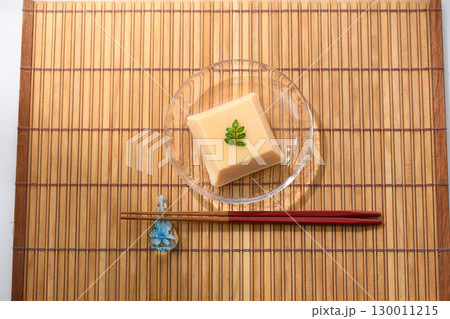 涼やかな夏の和食 透明ガラス器に盛られた玉子豆腐と薬味 涼感あふれる上品な料理イメージ 涼やかな夏の和食 透明ガラス器に盛られた玉子豆腐と薬味 涼感あふれる上品な料理イメージ 130011215