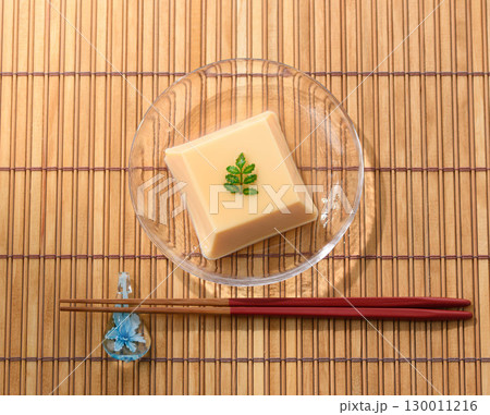 涼やかな夏の和食 透明ガラス器に盛られた玉子豆腐と薬味 涼感あふれる上品な料理イメージ 涼やかな夏の和食 透明ガラス器に盛られた玉子豆腐と薬味 涼感あふれる上品な料理イメージ 130011216