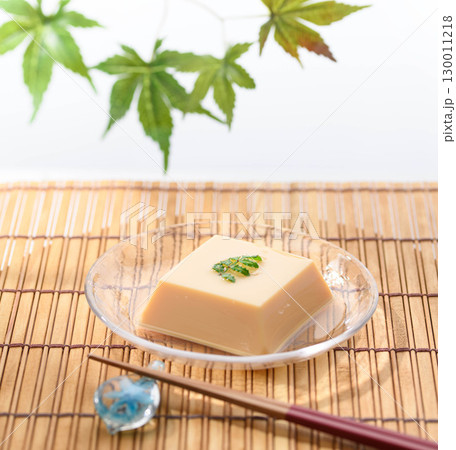 涼やかな夏の和食 透明ガラス器に盛られた玉子豆腐と薬味 涼感あふれる上品な料理イメージ 涼やかな夏の和食 透明ガラス器に盛られた玉子豆腐と薬味 涼感あふれる上品な料理イメージ 130011218