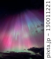 ピンクと緑のオーロラが広がる北欧の夜空の風景 130011221
