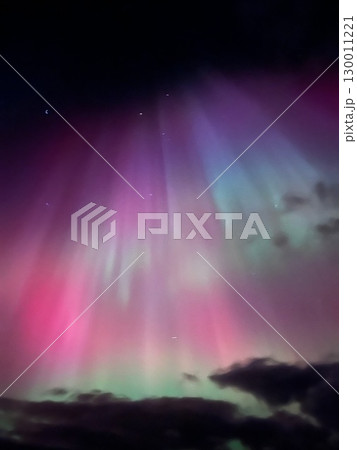 ピンクと緑のオーロラが広がる北欧の夜空の風景 130011221