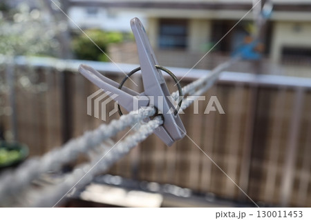 バルコニーの物干しロープに付いた洗濯ばさみ バルコニーの物干しロープに付いた洗濯ばさみ 130011453