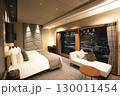 高層階ラグジュアリーホテルのスイートルーム ベッドルーム（夜景・ナイトビュー付き客室空間） 130011454