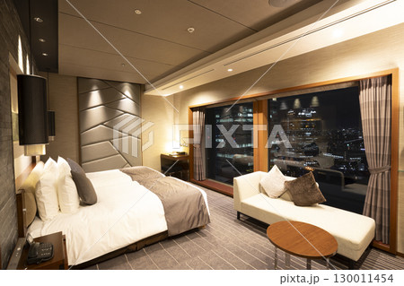 高層階ラグジュアリーホテルのスイートルーム ベッドルーム(夜景・ナイトビュー付き客室空間) 高層階ラグジュアリーホテルのスイートルーム ベッドルーム(夜景・ナイトビュー付き客室空間) 130011454