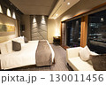 高層階ラグジュアリーホテルのスイートルーム ベッドルーム（夜景・ナイトビュー付き客室空間） 130011456