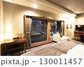 高層階ラグジュアリーホテルのスイートルーム ベッドルーム（夜景・ナイトビュー付き客室空間） 130011457