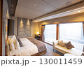 高層階ラグジュアリーホテルのスイートルーム ベッドルーム（シティビュー・ワークスペース併設客室） 130011459