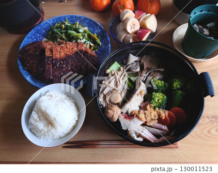 Washoku set meal / 日本の和風懐石料理の一例～かにすき鍋と味噌カツのセット御膳 130011523