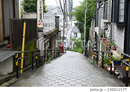 東京の急な坂道・弁天坂【東京都北区赤羽】 東京の急な坂道・弁天坂【東京都北区赤羽】 130011577