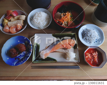 Grilled salmon set meal / 朝の定食セットの一例~焼き魚定食(焼き鮭定食) Grilled salmon set meal / 朝の定食セットの一例~焼き魚定食(焼き鮭定食) 130011631