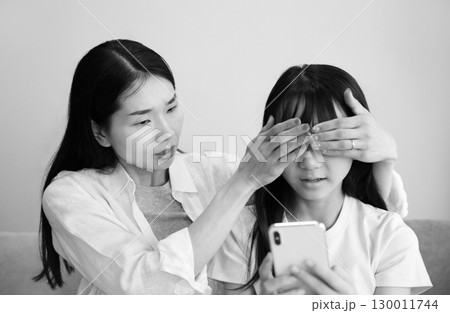 子供に有害なコンテンツを見せたくない母親のイメージ 子供に有害なコンテンツを見せたくない母親のイメージ 130011744