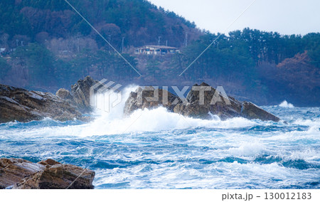 冬の青森県深浦町五能線近くのの海岸 冬の青森県深浦町五能線近くのの海岸 130012183