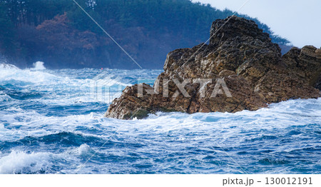 冬の青森県深浦町五能線近くのの海岸 冬の青森県深浦町五能線近くのの海岸 130012191